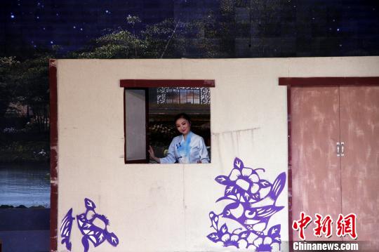 柳琴戏以地方语言为基础，较接地气，普遍展现民众生活中的家长里短。　孙宏瑗 摄