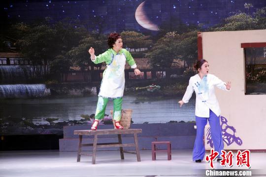 柳琴戏，俗称“拉魂腔”，清朝乾隆年间起源于山东临沂兰山、郯城一带，分布于鲁、苏、豫、皖接壤地区。　孙宏瑗 摄