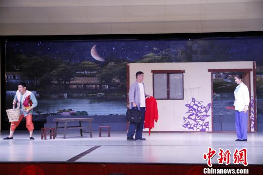 柳琴戏既有传统戏曲“程式”化的表演，又具备现代戏曲写实的精髓?！∷锖觇?摄