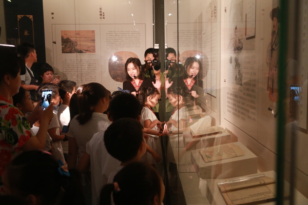 小读者聆听讲解员讲解“从《诗经》到《红楼梦》——那些年我们读过的经典”展