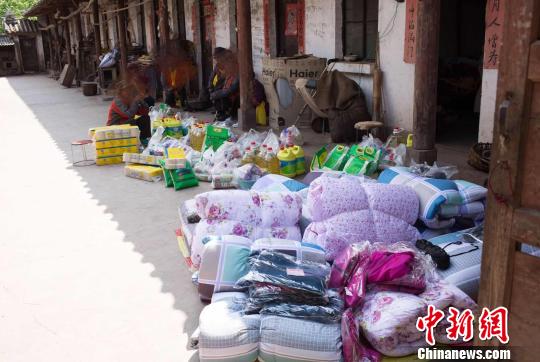 堆放在村民住地的部分救助物质。主办方提供