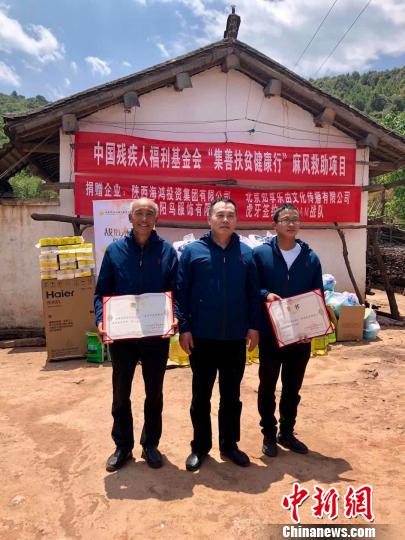 中国残疾人福利基金会副秘书长刘玉文向“爱心大使”和“阳光大使”颁发聘书?！⊥踝婷?摄