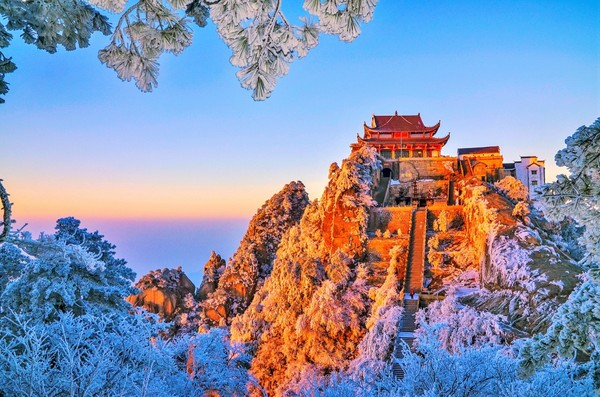 图为九华山地质公园内地质与文化相互融合辉映