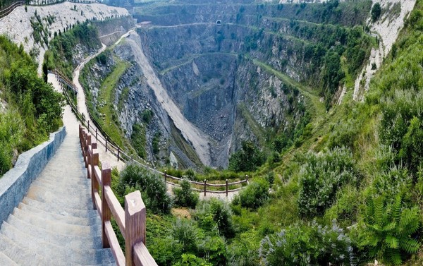 图为：沂蒙山地质公园内的金伯利岩型金刚石原生矿产区