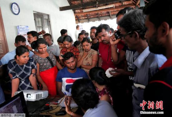 当地时间2019年4月22日，斯里兰卡系列爆炸袭击发生第二日，当地民众赴医院认领亲属遗体。