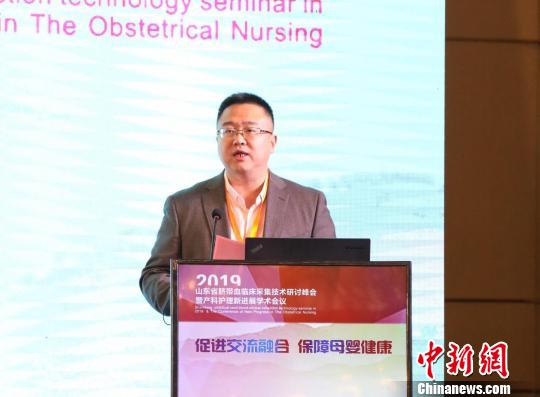 山东省脐血库负责人刘国军介绍相关情况。　孙婷婷 摄