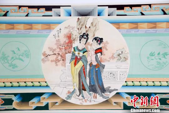 炕围画融壁画、年画、建筑彩绘为一体，兼具实用和审美功能 王斌田 摄