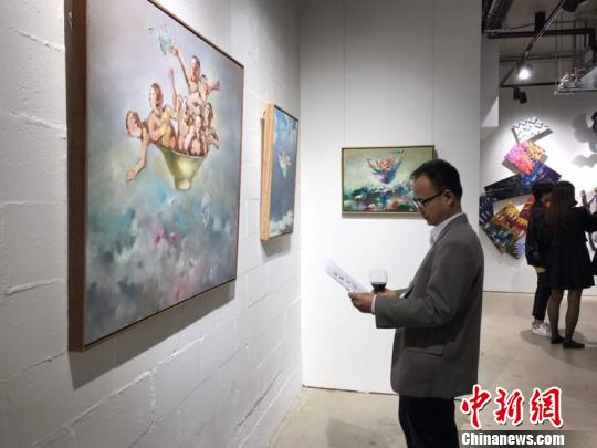 观众欣赏画作?！∮窝?摄