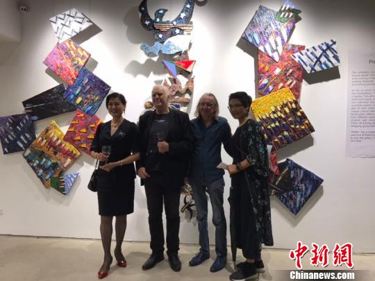 观众在画作前留影?！∮窝?摄