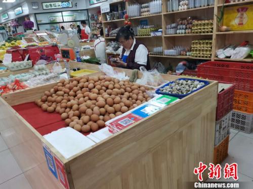 图为菜市场里卖的鸡蛋。 谢艺观 摄