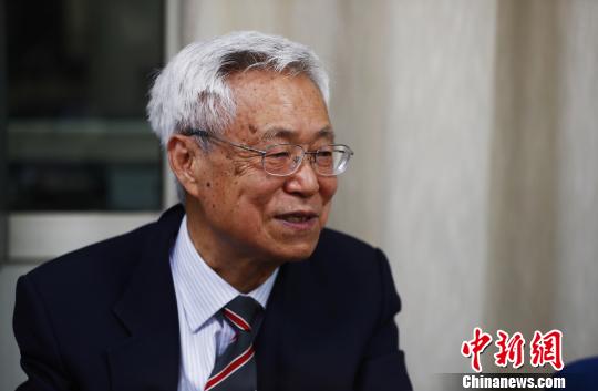 中国工程院院士庄辉在肝炎防治项目启动前接受媒体采访。(主办方供图) 钟欣 摄