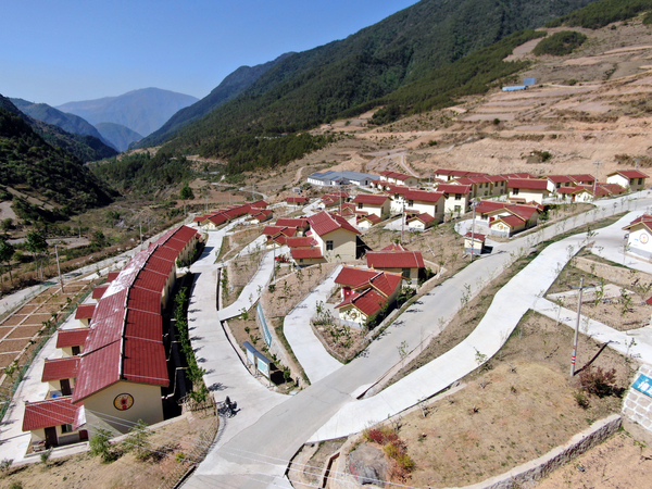 新建的喜德县光明镇阿吼村全貌 摄影 朱志远