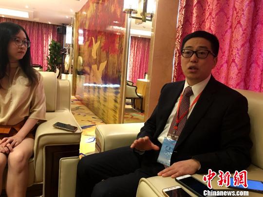 厦门大学附属中山医院副院长、肝胆胰外科学科带头人尹震宇教授向记者介绍情况。　杨伏山 摄