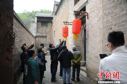 论坛开幕之前，与会专家参访皇城相府、郭峪古城、邸洎城、天官王府等古堡民居?！『卵嗄?摄