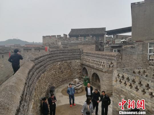 论坛开幕之前，与会专家参访皇城相府、郭峪古城、邸洎城、天官王府等古堡民居?！《坌?摄