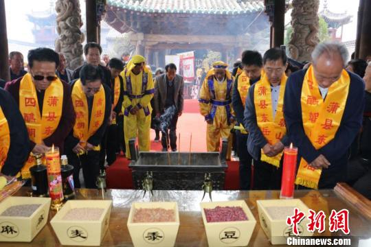 民众祈福风调雨顺，五谷丰登，国泰民安。　任丽娜 摄