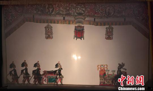 图为皮影戏表演?！≌乓怀?摄