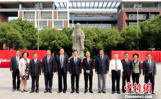 嘉宾合影。　魏玥 摄