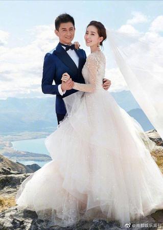 刘诗诗顺利产子 吴奇?。盒∨笥牙幢ǖ?母子平安