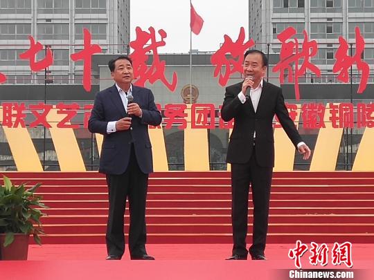 图为姜昆(左)和戴志诚(右)搭档，表演相声节目《乐在其中》。　钟欣 摄