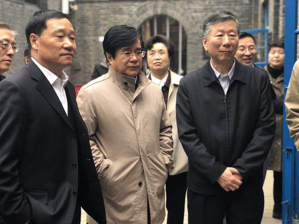 三位主席的合影（左起：中国证监会原主席肖钢；原中国保监会副主席周延礼；原中国银监会主席尚福林。）