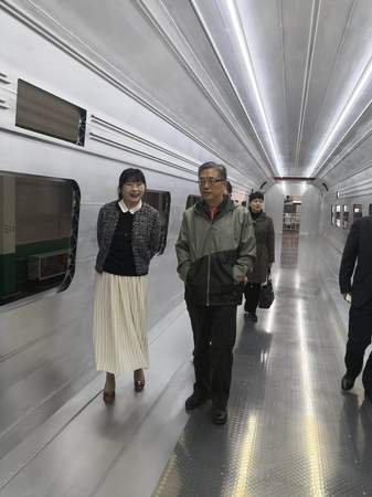 在火车车厢的“原型”里来回走走。