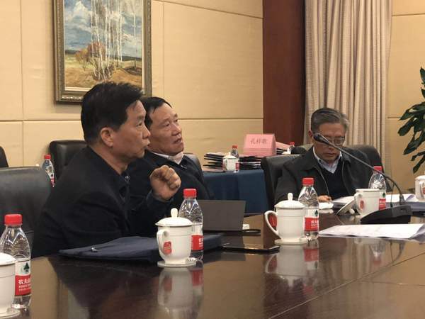 上两图均为：开到深夜的调研组内部讨论会。