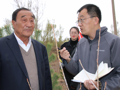 记者采访石光银2