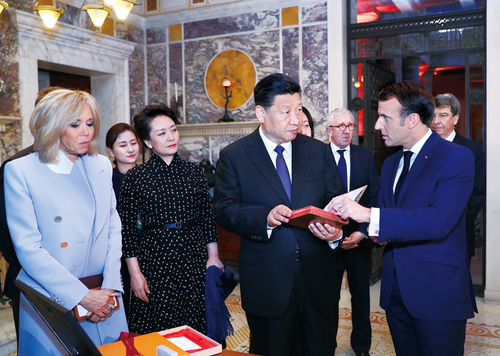 2019年3月24日，国家主席习近平在法国尼斯会见法国总统马克龙。习近平夫人彭丽媛、马克龙夫人布丽吉特参加?；峒?，马克龙向习近平赠送1688年法国出版的首部《论语导读》法文版原著。 新华社记者 鞠鹏 摄