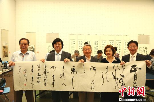 中日书法家五人集体创作书法作品?！《?摄
