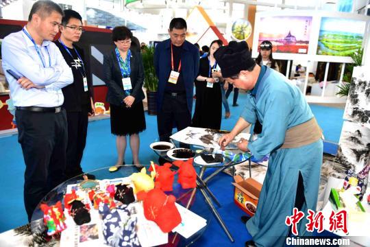 图为现场演示传统工艺?！∷拘吕?摄