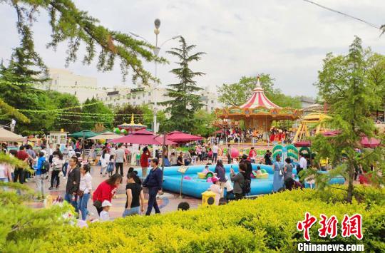 5月4日，金城公园游乐场内家长带着孩子享受假期时光?！「哒?摄