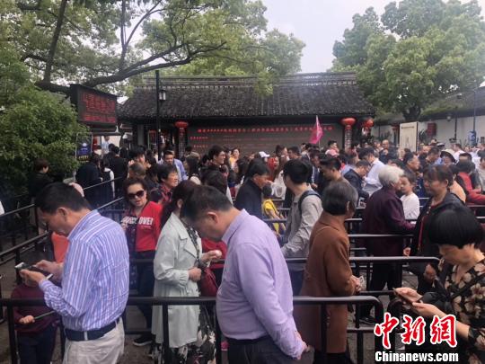图为“五一”小长假期间，绍兴鲁迅故里景区售票处，游客正排队购票?！÷骋幻?摄