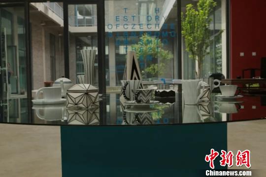 图为《变形记》展品?！〉蠛Ｑ?摄