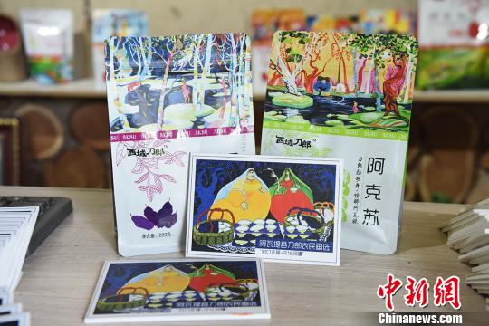 5月3日，阿瓦提县刀郎农民画延伸的旅游产品。　勉征 摄
