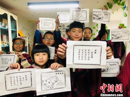 孩子们在王法万的指导下完成自己的印刷作品 受访者供图 摄