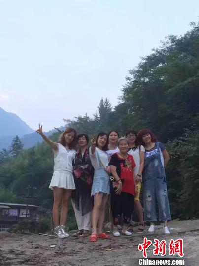 姐妹生活中的合照，左二姐姐伍艳，左四妹妹伍晓娟。受访者供图 钟欣 摄