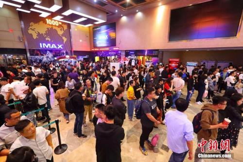 资料图：大批影迷在排队等候观影。 张云 摄