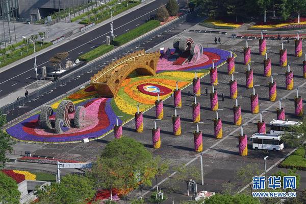 4月26日，第二届“一带一路”国际合作高峰论坛开幕式在北京国家会议中心举行。这是4月26日拍摄的北京国家会议中心前的“丝路金桥”景观作品。 新华社记者 金良快 摄