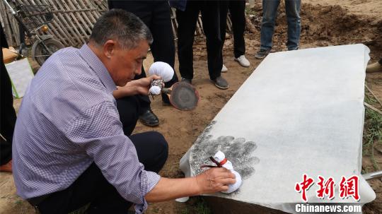 永城市文物部门专家在进行石碑拓片?！∩忻飨?摄