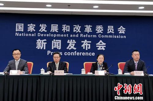 5月6日，国家发改委召开专题新闻发布会，介绍关于建立健全城乡融合发展体制机制和政策体系有关情况，并回答记者提问。<a target='_blank' href='http://www.chinanews.com/' >中新网</a>记者 李金磊 摄