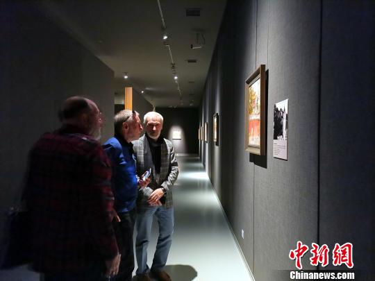 图为，观众在观赏“印象山东——俄罗斯油画家写生作品展”?！∷锖觇?摄