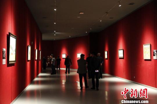 在“印象山东——俄罗斯油画家写生作品展”上，90幅油画作品描绘了俄罗斯与山东的优美风光，集中展示了俄罗斯艺术家的写生成果?！∷锖觇?摄