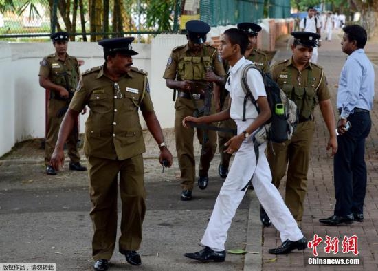 当地时间5月6日，科伦坡发生复活节袭击后，斯里兰卡全国各地的学校重新开学，学生们返校上课。据悉，由于数名复活节连环爆炸案的同谋至今仍在逃，斯里兰卡所面临的恐袭风险仍尚未解除，原定于复活节长假后复课的天主教学校，目前也无限期?？?。斯里兰卡政府新闻部也发声明称，该国小学生将在5月13日开学，6年级及以上学生将于5月6日返校。
