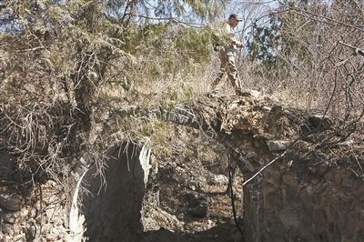 北京市文物鉴定委员会的专家在古桥上行走，体验古桥的承重