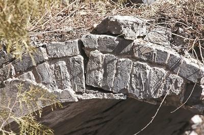 青砖垒砌的拱券顶端，已经出现断裂