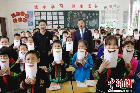 中国红基会携手内蒙古伊利公益基金会启动“伊心为你，感动童行”天使之旅贫困先心病患儿筛查救助行动。5月7日至10日，筛查活动将陆续在隆林县、田林县及凌云县开展贫困先心病患儿筛查救助活动。　付春来 摄