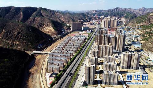 4月23日无人机拍摄的陕西延安安塞区位于道路两侧的惠泽园移民安置小区。 新华社记者 刘潇 摄
