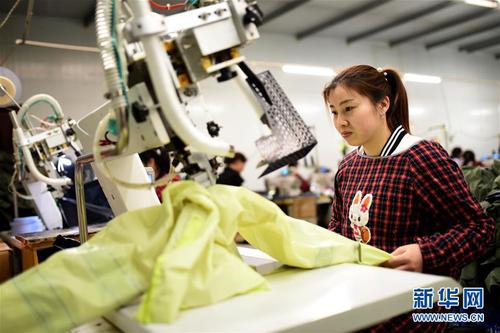 5月2日，河北南和县三思乡后郭平村村民在当地一“扶贫车间”内加工雨衣。 新华社记者 朱旭东 摄