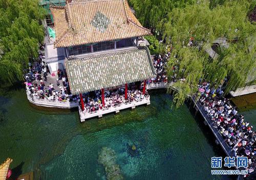 5月4日无人机拍摄的济南趵突泉景区。2019年“五一”假日期间全国国内旅游接待总人数1.95亿人次，按可比口径增长13.7%；实现旅游收入1176.7亿元，按可比口径增长16.1%。新华社发